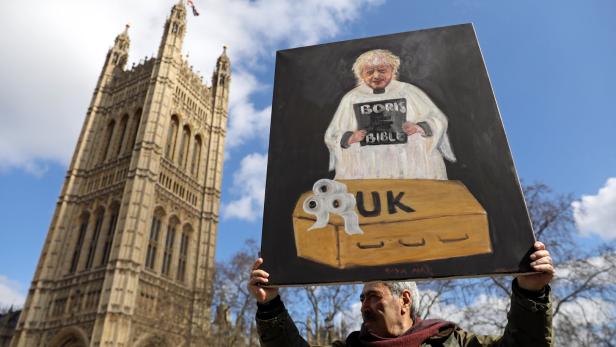 Kritiker werfen Boris Johnson vor, den Tod von Hunderttausenden Briten zu riskieren
