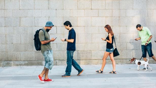 X-Beine: Smartphone-Tippen beim Gehen verändert Gangbild