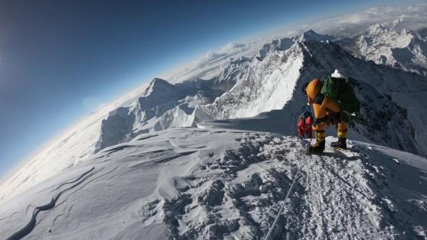 Hunderte Bergsteiger verlassen Mount Everest