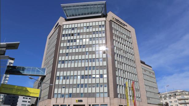 Das Gebäude der Raiffeisen Bank International unter blauem Himmel.
