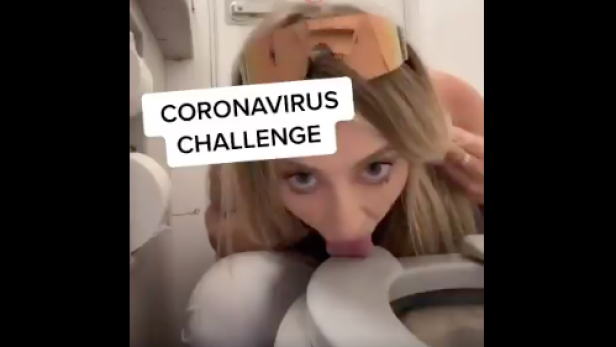 "Corona-Challenge": Influencerin leckt Toilettensitz ab