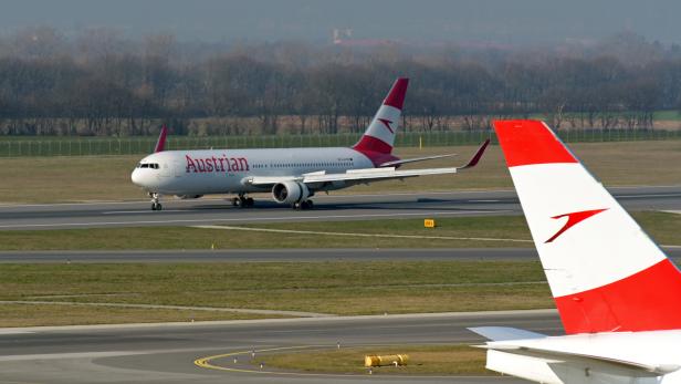 Ein Flugzeug der Austrian Airlines rollt auf einer Landebahn.