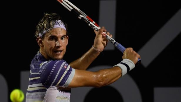 Dominic Thiem beim Aufschlag während eines Tennisspiels.