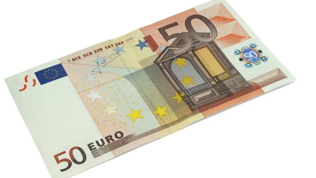 Ein 50-Euro-Schein liegt auf einem weißen Hintergrund.