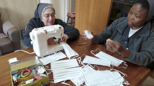 Italien: Ordensschwestern nähen Atemschutzmasken