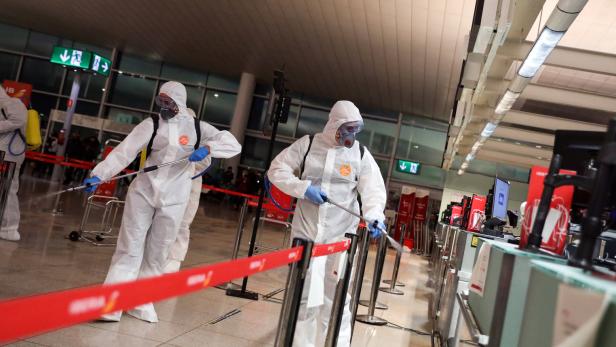 Spanische Soldaten beim Desinfektions-Einsatz im gesperrten Flughafen von Barcelona