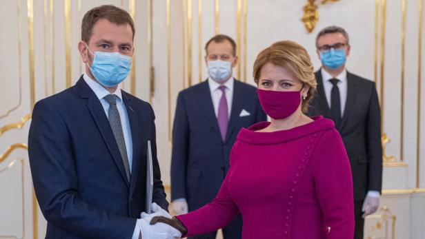 Die slowakische Regierung - mit Masken zur Angelobung