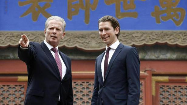 Das Handelsvolumen mit China soll bis 2020 verdoppelt werden: Vizekanzler Mitterlehner und Außenminister Sebastian Kurz beim Besuch des Lama-Tempels in Peking