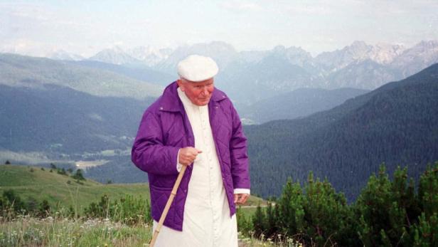 epa03776115 (FILE) A file picture dated 14 July 1996 shows Pope John Paul II during his vacation in Cadore, Val Comelico, Italy. The Vatican confirmed 5 July 2013 that that Pope John Paul II is to become a saint after approving a second miracle attributed to him. EPA/POOL *** Local Caption *** 02709285