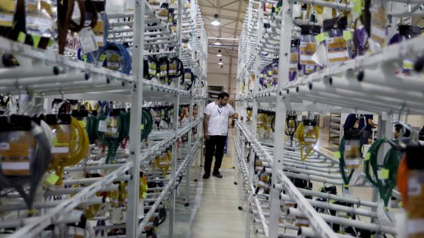 FILE PHOTO: Workers of Leoni industries assemble electric parts for vehicles to be exported to Brazil in San Lorenzo Coronavirus: Autozulieferer Leoni bangt um Existenz, Aktie -14 Prozent