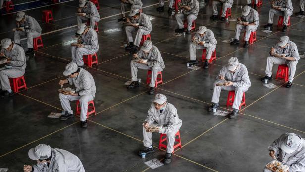 Chinesische Arbeiter beim Mittagessen in Wuhan
