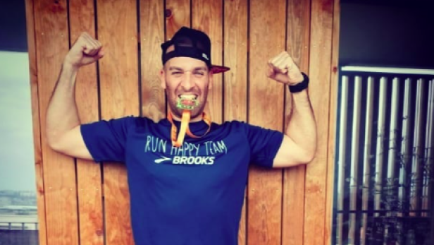Ausgangssperre: Mann läuft Marathon auf seinem Sieben-Meter-Balkon