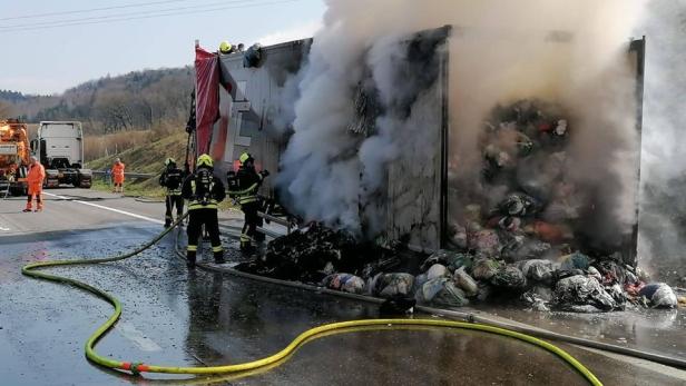 Lkw auf der Westautobahn stand in Flammen