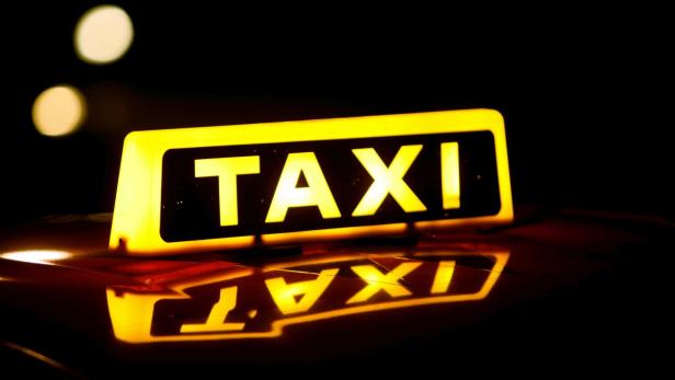 Taxilenker soll sich an 18-Jähriger vergangen haben