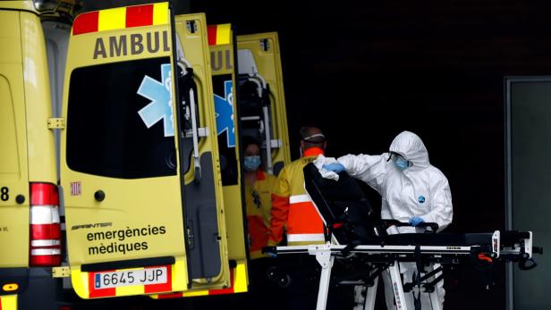 Ein medizinischer Mitarbeiter in Spanien reinigt einen Ambulanzwagen (Symboldbild).