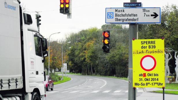 Die B39 ist noch bis Monatsende von 8 bis 17 Uhr gesperrt. Autofahrer müssen einen bis zu 30 Kilometer langen Umweg in Kauf nehmen.