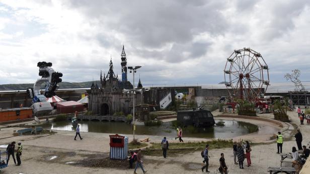 Am Wochenende wurde das Anti-Disneyland von Banksy in Weston-super-Mare eröffnet.