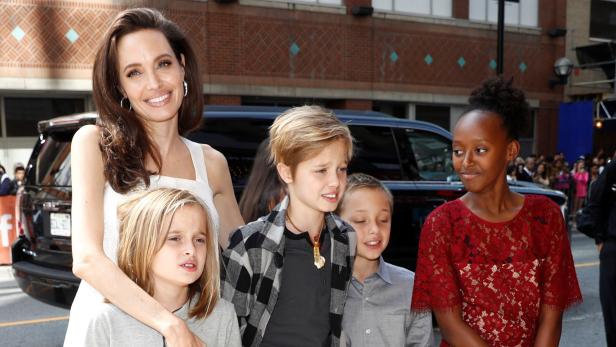 Angelina Jolie mit vier ihrer sechs Kinder