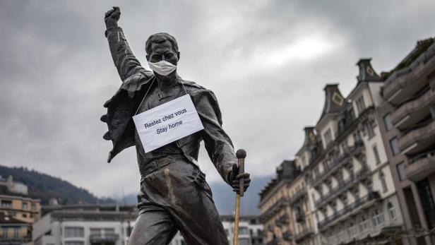 Das Denkmal Freddie Mercurys jetzt mit Mundschutz in Montreux am Genfer See