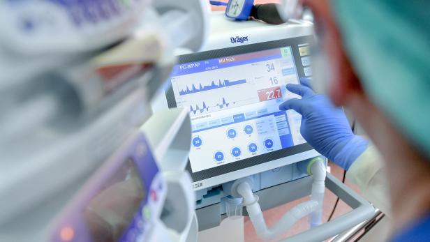 Derzeit sind 900 lebenserhaltende Beatmungsgeräte ausschließlich für Covid-19-Patienten verfügbar. Wie viele Geräte noch angeschafft werden können, ist offen