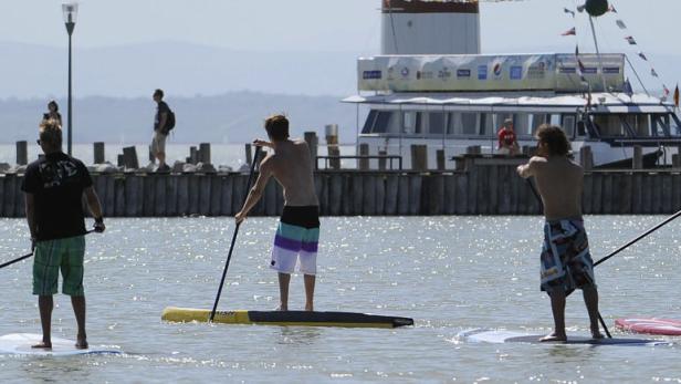 Vier Männer auf Surfbrettern