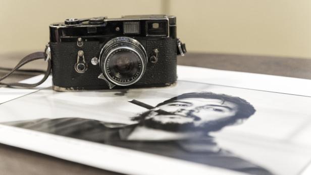 Burris bekanntes Foto von Ernesto &quot;Che&quot; Guevara, aufgenommen 1963 in Kuba neben seiner Leica.