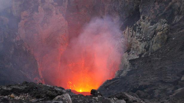 Der Vulkan Mount Yasur auf Tanna speit verlässlicher Feuer als sonst ein Krater.