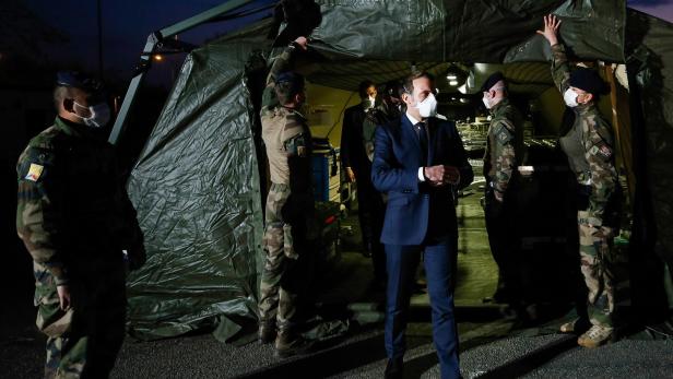 Frankreichs Präsident Emmanuel Macron besucht ein Feldlazarett. Der Staatschef schwört die Franzosen mittels Kriegspropaganda auf den Zusammenhalt ein.