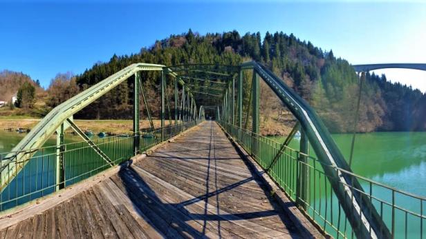 Im Schatten der Jörg-Haider-Brücke