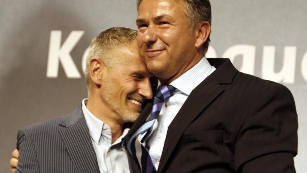 FILE PHOTO: Berlin's Mayor Wowereit of the SPD hugs his partner Kubicki after first exit poll  results of the state election in Berlin