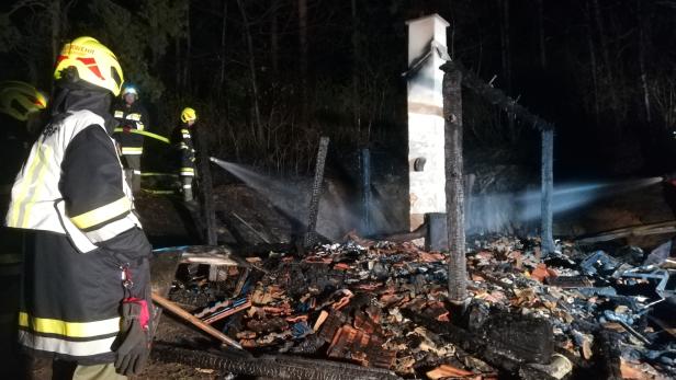 Gasflasche aus brennender Hütte geborgen
