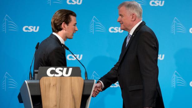 Der bayerische Ministerpräsident Horst Seehofer (rechts) und Außenminister Sebastian Kurz