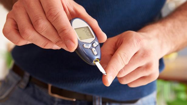 Diabetiker müssen ihren Blutzuckerspiegel kontrollieren.