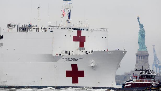 Das Krankenhausschiff Comfort bei der Einfahrt in den New Yorker Hafen