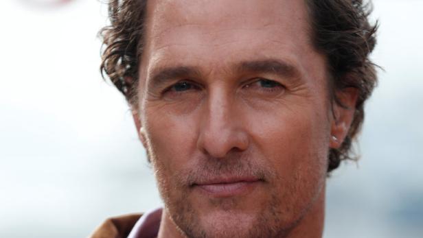 Porträt von Matthew McConaughey mit brauner Cordjacke und lila Hemd.