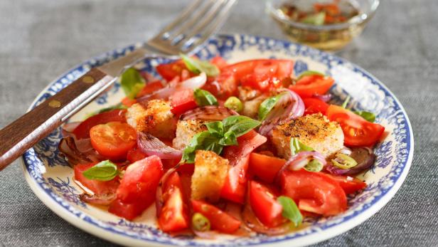 Geniale Rezepte für heiße Tage: So gelingen Brotsalat & Gazpacho