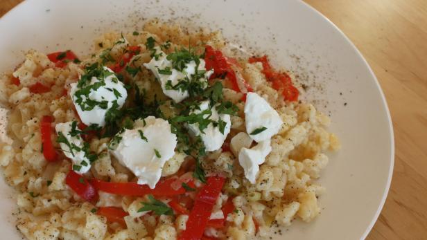 Tarhonya mit Paprika, Lauch und Käse