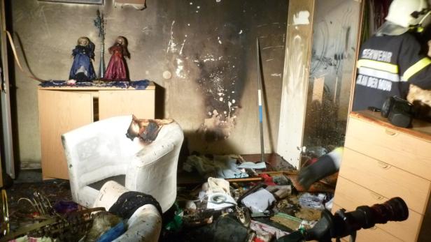 Bei einem Wohnungsbrand in Bruck an der Mur kam eine Frau ums Leben. Im Bild ein zerstörtes Zimmer in der Wohnung, in der der Brand ausgebrochen ist. +++ WIR WEISEN AUSDRÜCKLICH DARAUF HIN, DASS EINE VERWENDUNG DES BILDES AUS MEDIEN- UND/ODER URHEBERRECHTLICHEN GRÜNDEN AUSSCHLIESSLICH IM ZUSAMMENHANG MIT DEM ANGEFÜHRTEN ZWECK ERFOLGEN DARF - VOLLSTÄNDIGE COPYRIGHTNENNUNG VERPFLICHTEND +++ APA-FOTO: FF BRUCK/GUTMANN