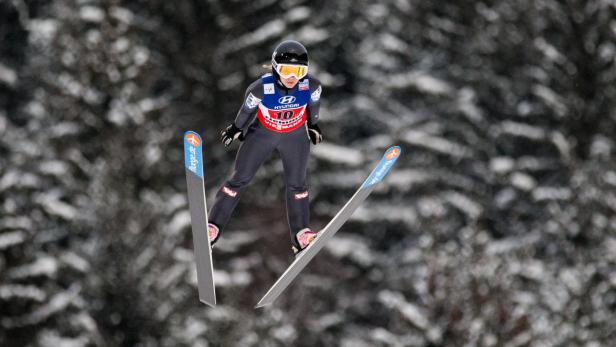 Erst 15 Jahre alt und schon so abgebrüht: Chiara Hölzl sprang im Mixed-Teambewerb auf 92,5 und 98,5 Meter ...