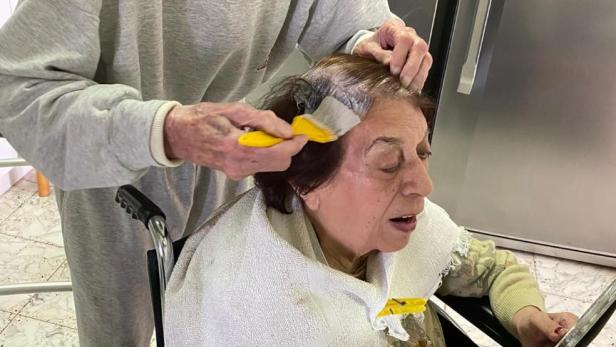 In Quarantäne: 92-Jähriger färbt seiner Frau den Haaransatz