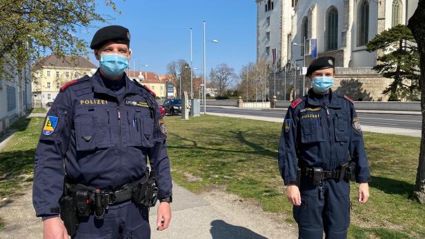 Polizeibeamte auf Streife in Wiener Neustadt