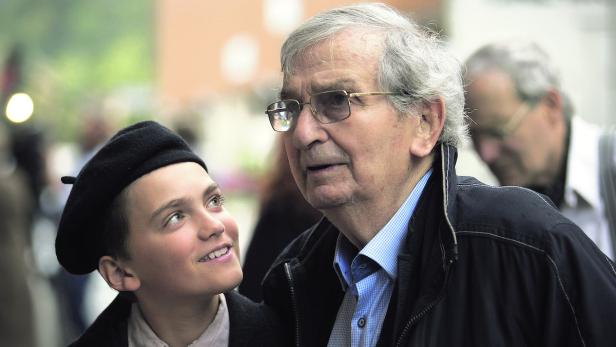 Publizistenlegende Ari Rath (90) mit seinem jungen Filmdarsteller León Orlandianyi am Set von „Wir sind am Leben“