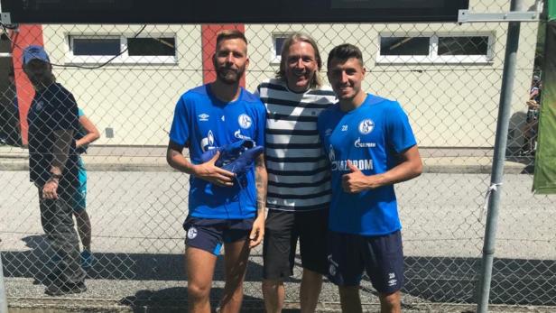 Mario Weger betreut die beiden Schalke-Legionäre Guido Burgstaller (li.) und Alessandro Schöpf (re.)