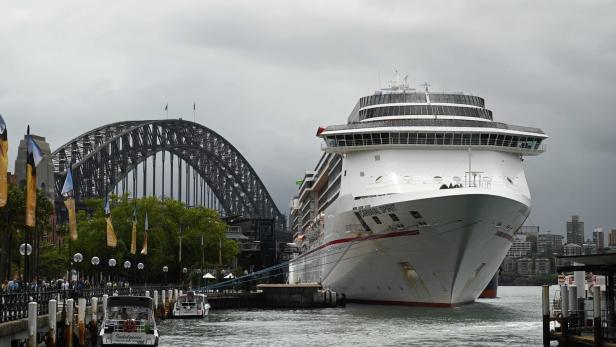 Die Passagiere eines Schiffs der Baureihe &quot;Carnival Spirit&quot; harren im Hafen von Sydney aus.