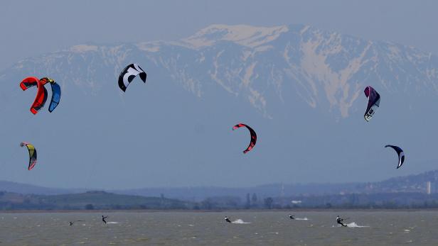 ABD0069_20150425 - PODERSDORF - ÖSTERREICH: Teilnehmer vor dem Schneeberg während des Kite Team Contest im Rahmen des Surf-Worldcups am Samstag, 25. April 2015, in Podersdorf. Der Surf-Worlcup findet vom 23. April bis 3. Mai 2015 in Podersdorf am Neusiedlersee statt. - FOTO: APA/ROBERT JAEGER