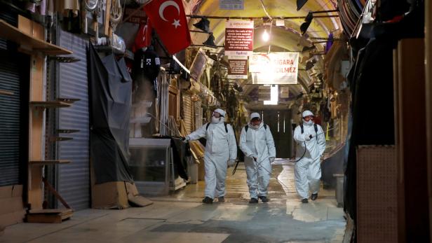 Statt Touristen ziehen jetzt Spezialisten durch den Großen Basar in Istanbul – zur Desinfektion