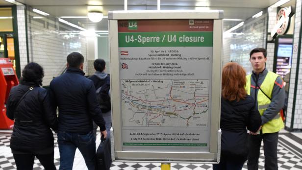 Fahrgäste vor einer Informationstafel zur U4-Sperre in Wien.