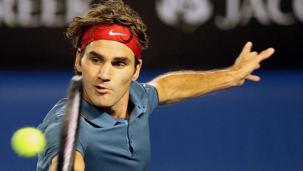 Roger Federer beim Aufschlag während eines Tennisspiels.