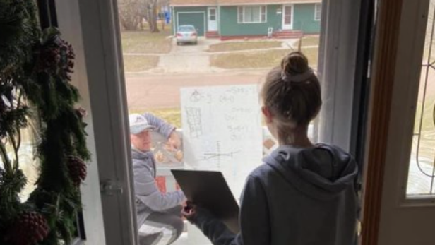 Unterricht trotz Corona: Mathelehrer hilft Schülerin durchs Fenster