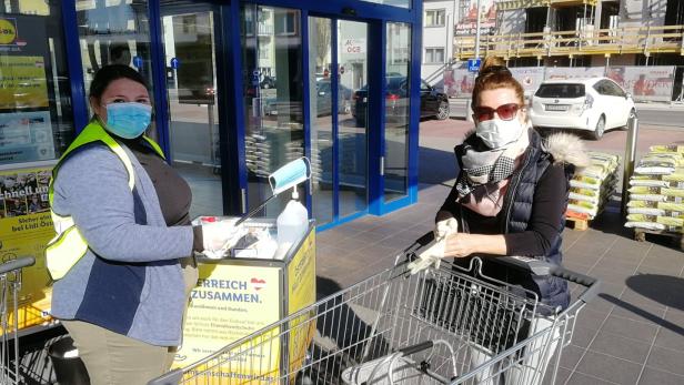 Teresa Reitbauer gibt vor dem Einkauf gratis Handschuhe und Maske aus